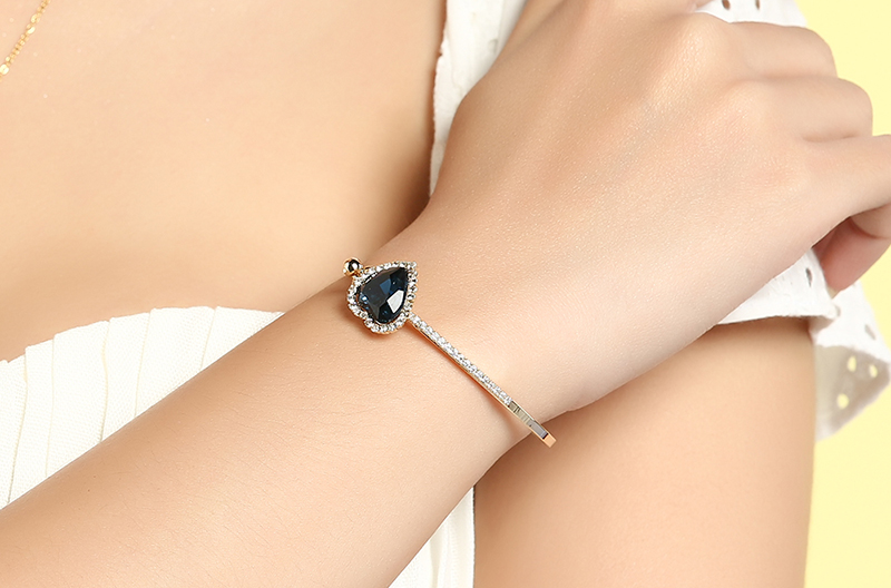 V&ograve;ng tay tr&aacute;i tim đ&iacute;nh đ&aacute; xanh